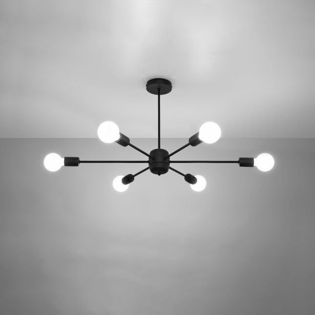 Lustre Satellite 6 noir suspendu au plafond par une tige rigide, six bras et ampoules globe allumées