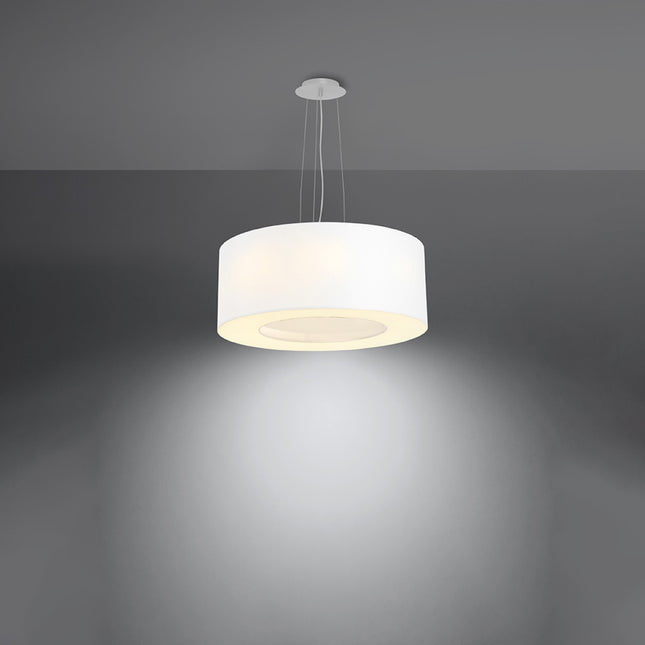 Lustre Saturne 50 blanc allumé diffusant une lumière chaude vers le bas par son disque central