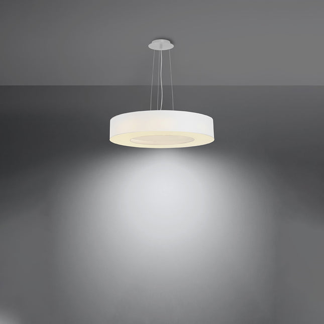 Lustre Saturne Slim 50 blanc allumé diffusant une lumière douce vers le bas par son disque central
