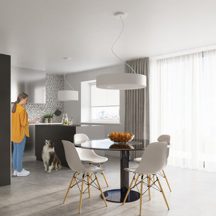 Lustre Saturne Slim blanc au-dessus d'une table ronde dans une salle à manger contemporaine