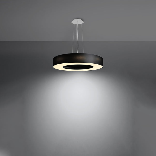 Lustre Saturne Slim 50 noir allumé diffusant une lumière douce vers le bas par son disque central