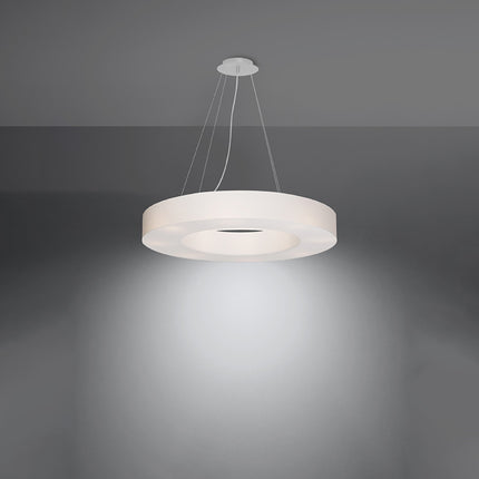 Lustre Saturne Slim 70 blanc allumé diffusant une lumière ample vers le bas par son disque central