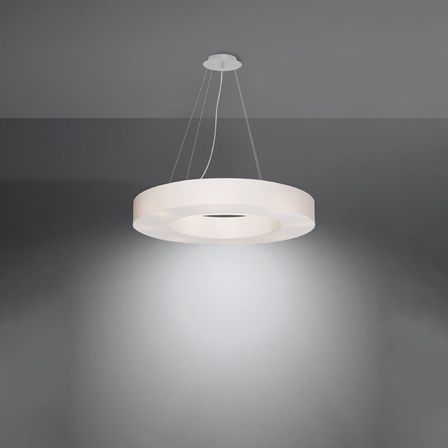 Lustre Saturne Slim 70 blanc allumé diffusant une lumière ample vers le bas par son disque central