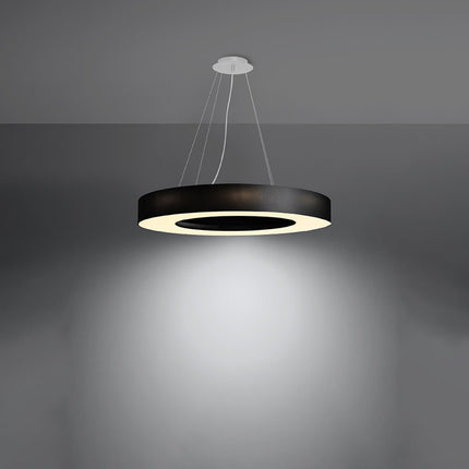 Lustre Saturne Slim 70 noir allumé diffusant une lumière ample vers le bas par son disque central