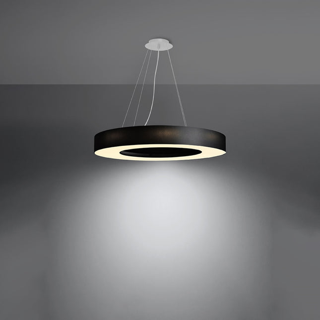 Lustre Saturne Slim 70 noir allumé diffusant une lumière ample vers le bas par son disque central