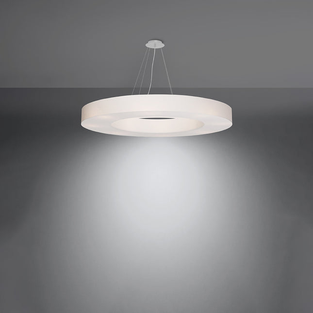 Lustre Saturne Slim 90 blanc allumé, halo circulaire diffusant une lumière douce et enveloppante