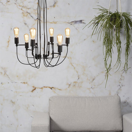 Lustre Seattle en fer noir suspendu au-dessus d'un canapé, mur en marbre veiné
