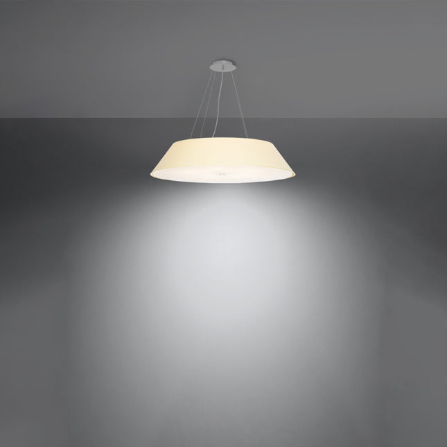 Lustre Trapèze blanc de 70 cm allumé diffusant une lumière chaude à travers son abat-jour en tissu