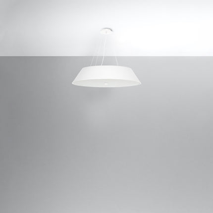 Lustre Trapèze blanc de 70 cm suspendu par câbles fins à un plafond clair, lumière éteinte