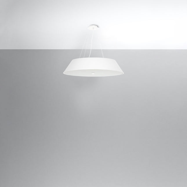 Lustre Trapèze blanc de 70 cm suspendu par câbles fins à un plafond clair, lumière éteinte