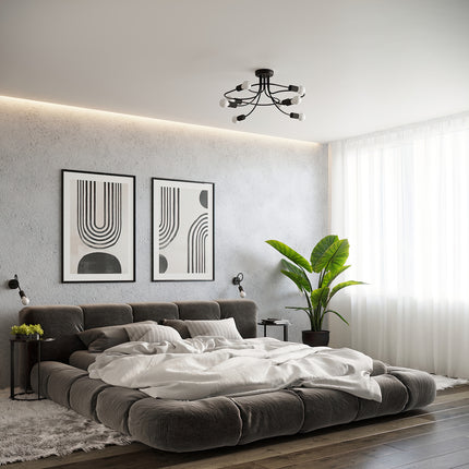 Lustre Twist Moderne noir au plafond d'une chambre lumineuse aux rideaux blancs