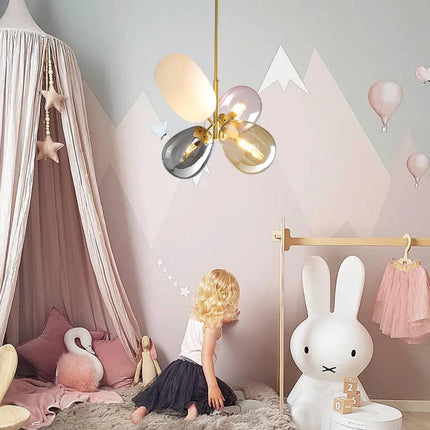 Lustre en verre ballon moderne, idéal pour l'éclairage de la chambre principale ou du salon.