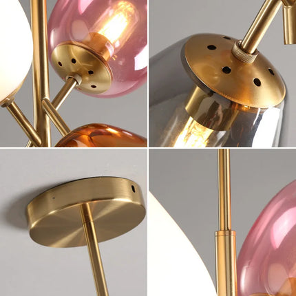 Lustre verre coloré ballon nordique au-dessus d'un salon