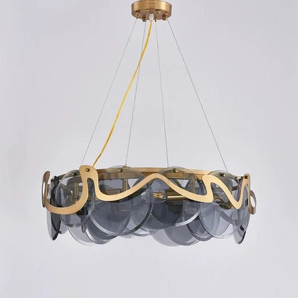 Lustre doré en verre suspendu au-dessus d'une table de salle à manger