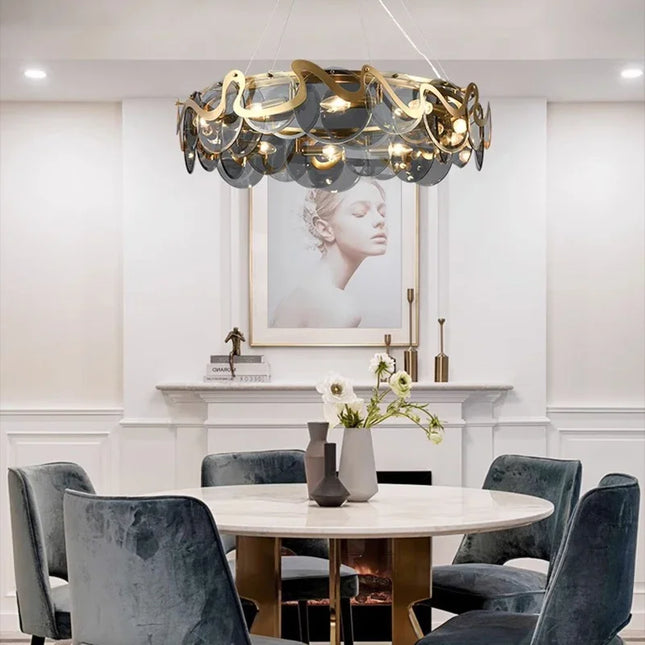 Lustre doré en verre éclairant un salon élégant et contemporain