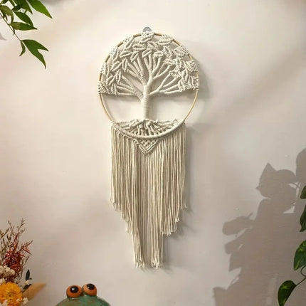 Macramé mural arbre de vie en coton écru dans un salon bohème