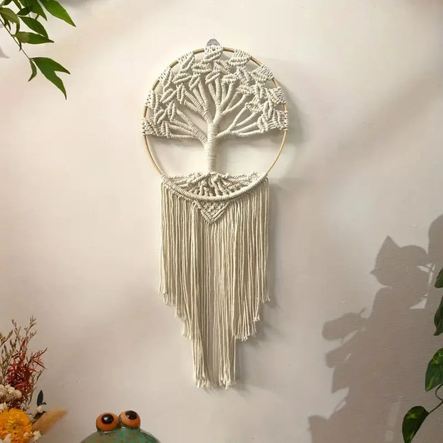Macramé mural arbre de vie en coton écru dans un salon bohème
