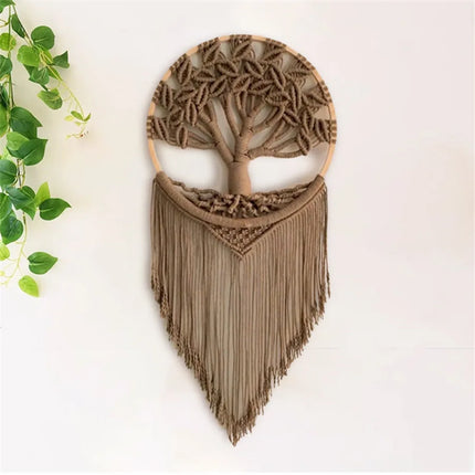 Macramé mural arbre de vie marron près d'une plante verte