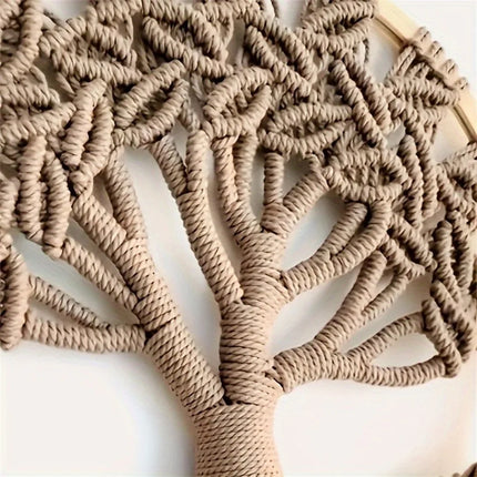 Gros plan sur le tissage de l'arbre de vie en macramé marron