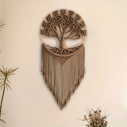 Macramé mural arbre de vie marron sur un mur beige chaleureux