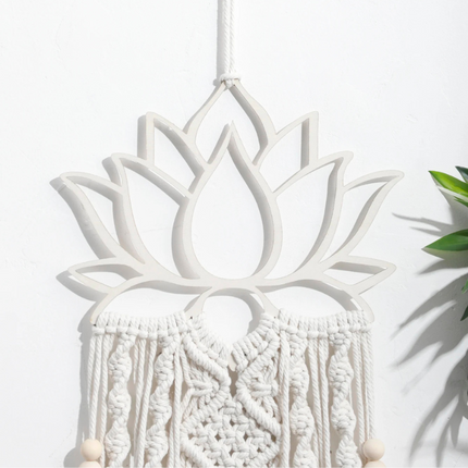 Macramé lotus en coton naturel blanc dans une chambre apaisante