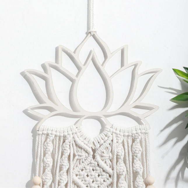 Macramé lotus en coton naturel blanc dans une chambre apaisante