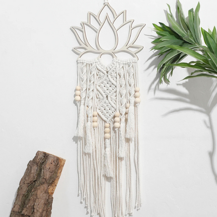 Macramé mural lotus bohème blanc tissé main sur un mur de salon