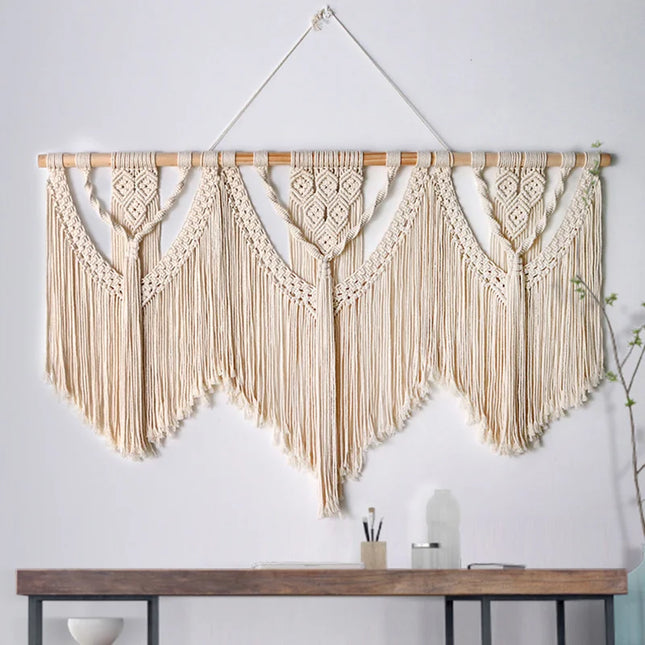 Macramé mural suspendu bohème tissé main au-dessus d'un canapé
