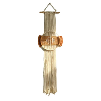 Macramé rond suspendu en coton écru et motif terracotta, vue d'ensemble sur fond blanc