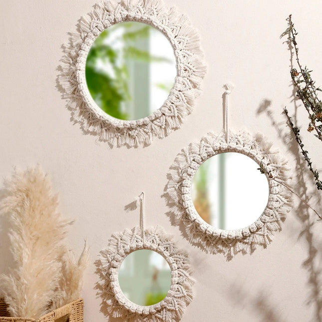 Miroir mural bohème macramé accroché dans une chambre