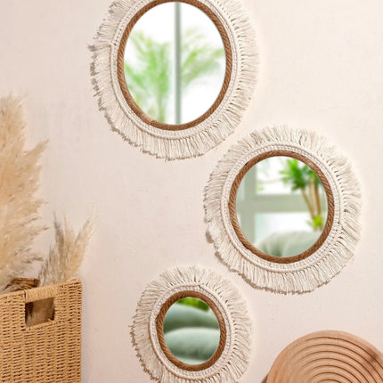 Détail du tissage en macramé du miroir mural bohème