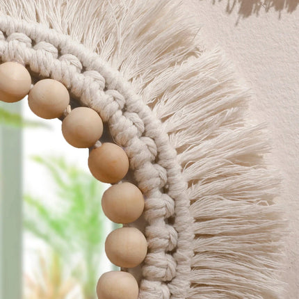 Miroir mural bohème macramé dans une entrée lumineuse
