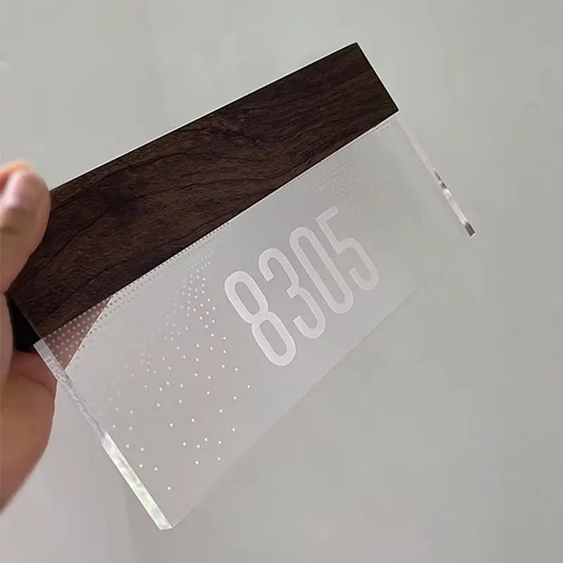 Dimensions Beleuchtete Hausnummer LED Personalisiert, mattiertes Acryl und dunkles Holz