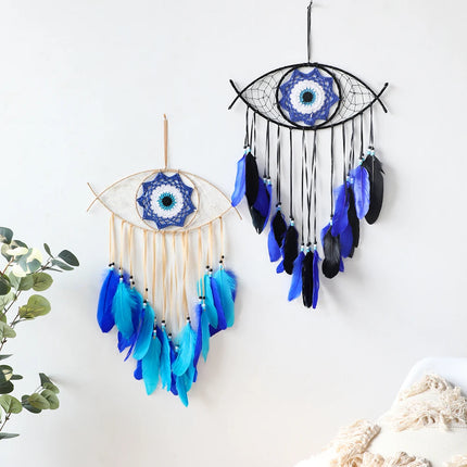 Œil bleu bohème en macramé décorant un bureau