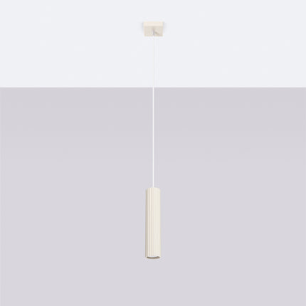 Suspension Oslo 1 beige suspendue au plafond, mise en situation sur fond dégradé gris.