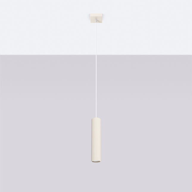 Suspension Oslo 1 beige suspendue au plafond, mise en situation sur fond dégradé gris.