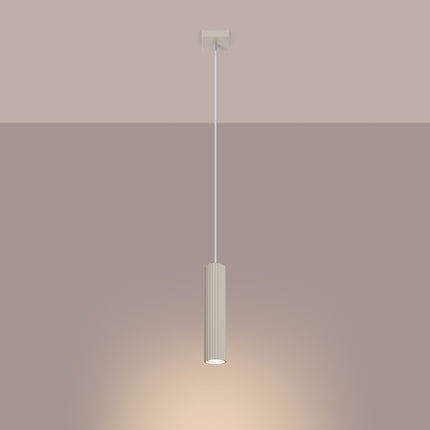 Suspension Oslo 1 beige suspendue au plafond, mise en situation sur fond dégradé chaud.