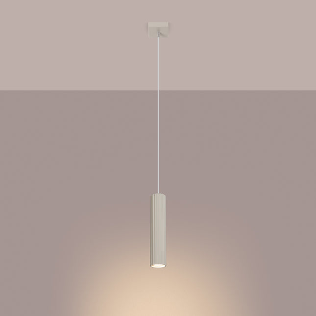 Suspension Oslo 1 beige suspendue au plafond, mise en situation sur fond dégradé chaud.