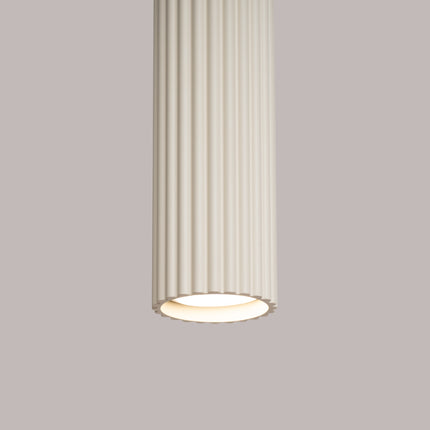 Gros plan sur le culot GU10 et l'extrémité du câble textile de la suspension Oslo 1 beige.