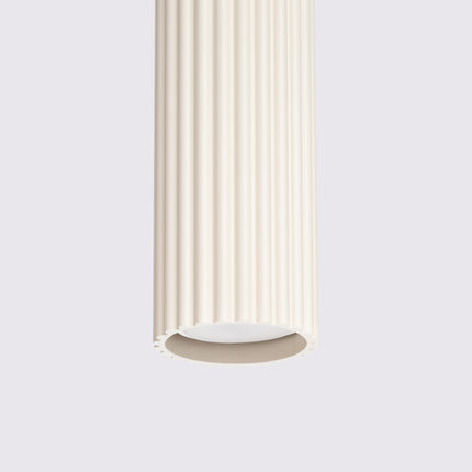Détail du sommet du cylindre cannelé de la suspension Oslo 1 beige, à l'entrée du câble.