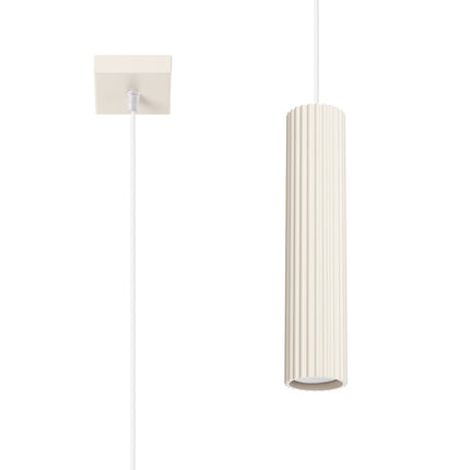Suspension Oslo 1 beige en aluminium cannelé, vue packshot avec plaque de fixation et câble suspendu, fond blanc.