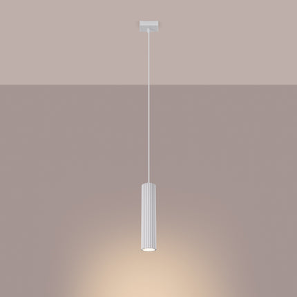 Suspension Oslo 1 blanche suspendue au plafond, mise en situation sur fond dégradé chaud.