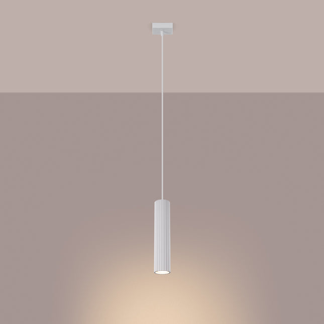 Suspension Oslo 1 blanche suspendue au plafond, mise en situation sur fond dégradé chaud.