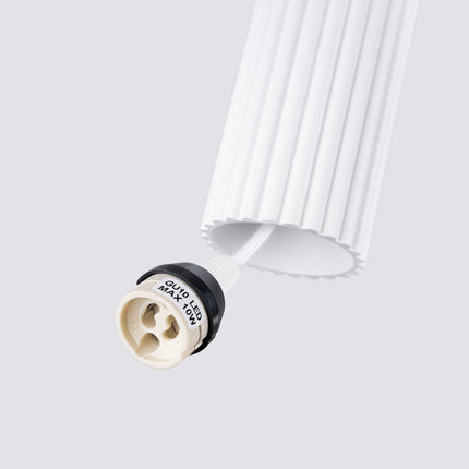 Gros plan sur le culot GU10 et l'extrémité du câble textile de la suspension Oslo 1 blanche.