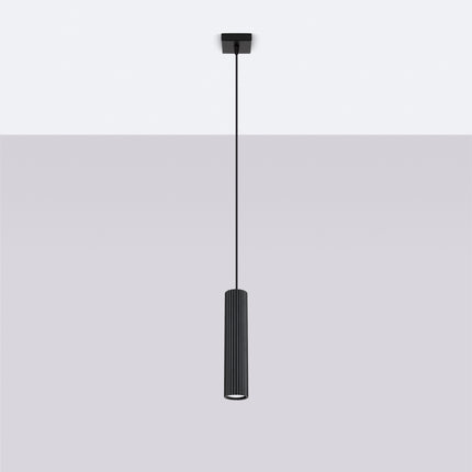 Suspension Oslo 1 noire suspendue au plafond, mise en situation sur fond dégradé gris.