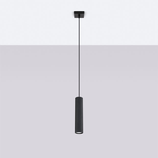 Suspension Oslo 1 noire suspendue au plafond, mise en situation sur fond dégradé gris.