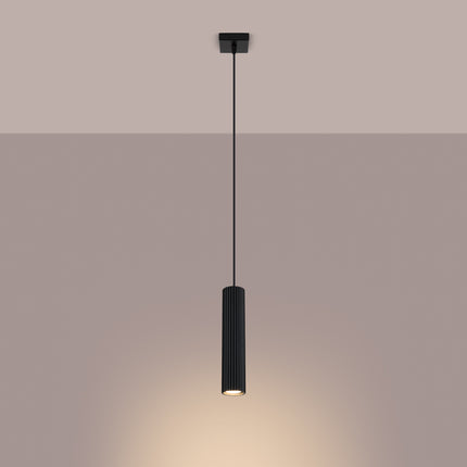 Suspension Oslo 1 noire suspendue au plafond, mise en situation sur fond dégradé chaud.