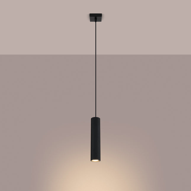Suspension Oslo 1 noire suspendue au plafond, mise en situation sur fond dégradé chaud.