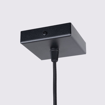 Gros plan sur les cannelures en aluminium de la suspension Oslo 1 noire.