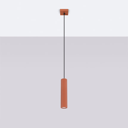 Suspension Oslo 1 terracotta suspendue au plafond, mise en situation sur fond dégradé gris.